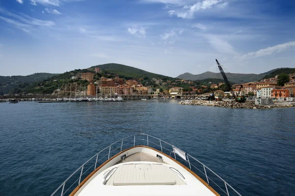 Itálie, ostrov elba, pohled na marina di campo a přístav — Stock fotografie