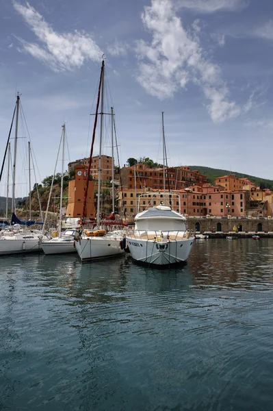 Itálie, Toskánsko, ostrov elba, pohled na marina di campo — Stock fotografie