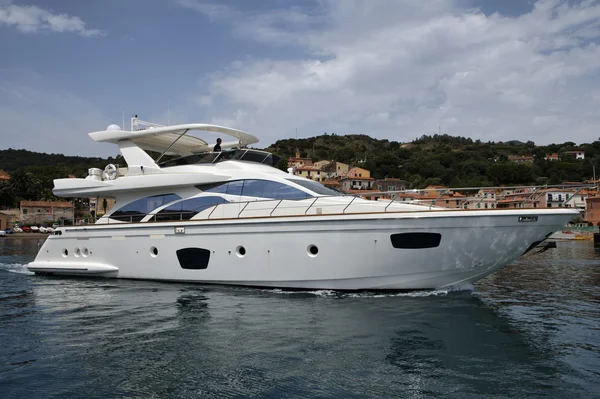 Italia, Isola d'Elba, Marina di Campo, yacht di lusso Azimut 75 — Foto Stock