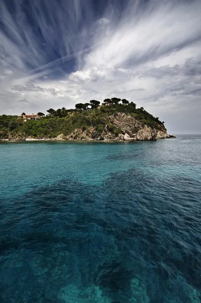 Itálie, ostrov elba, pohled na pobřeží nedaleko marina di campo — Stock fotografie