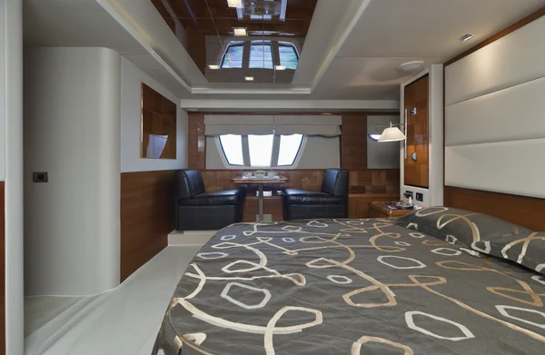 Италия, остров Эльба, роскошная яхта Azimut 75, главная спальня — стоковое фото