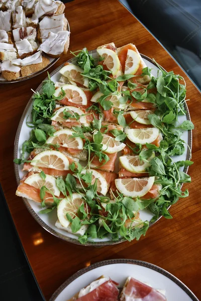 Італія, острова Ельба, свіжий лосось закуску подають із салатом — стокове фото