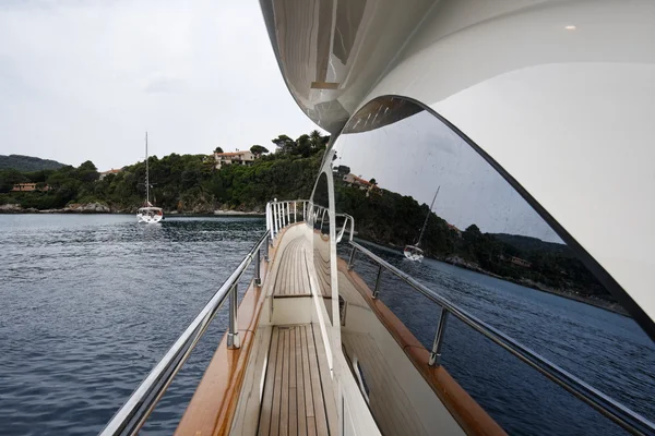 Italia, Isola d'Elba, veduta della costa da uno yacht di lusso — Foto Stock