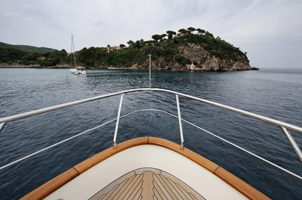 Italia, Isla Elba, vista de la costa desde un yate de lujo — Foto de Stock