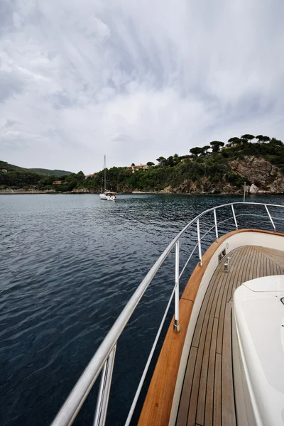 Italia, Isola d'Elba, veduta della costa da uno yacht di lusso — Foto Stock