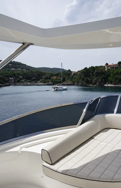 Italien, Insel Elba, Blick auf die Küste von einer Luxusjacht — Stockfoto