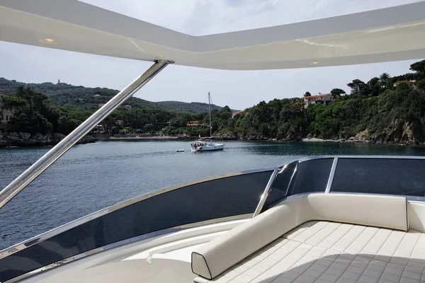 Włochy, wyspa elba, widok wybrzeże z luksusowego jachtu — Zdjęcie stockowe