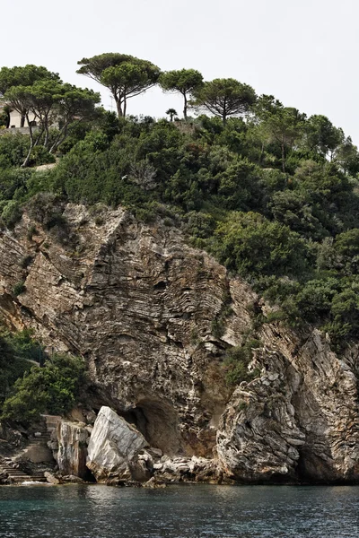 Italien, Toskana, Insel Elba, Blick auf die felsige Küste — Stockfoto