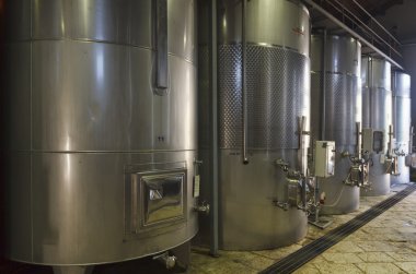 İtalya, paslanmaz çelik şarap kaplarda şarap fabrikası