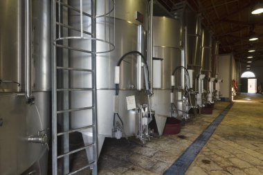 İtalya, paslanmaz çelik şarap kaplarda şarap fabrikası