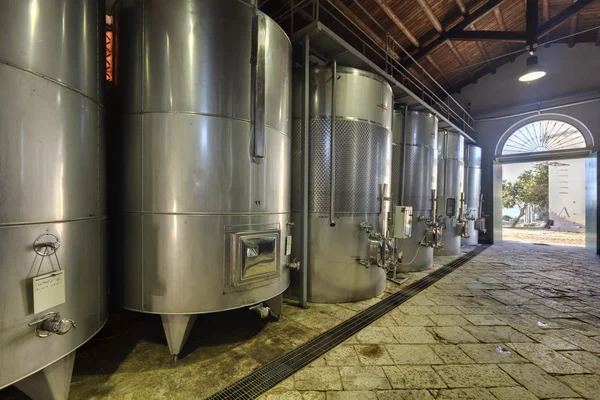 Italien, rostfritt stål vin behållare i en vin fabrik — Stockfoto