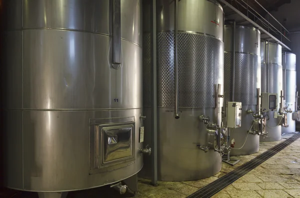 Itália, recipientes de vinho de aço inoxidável em uma fábrica de vinhos — Fotografia de Stock
