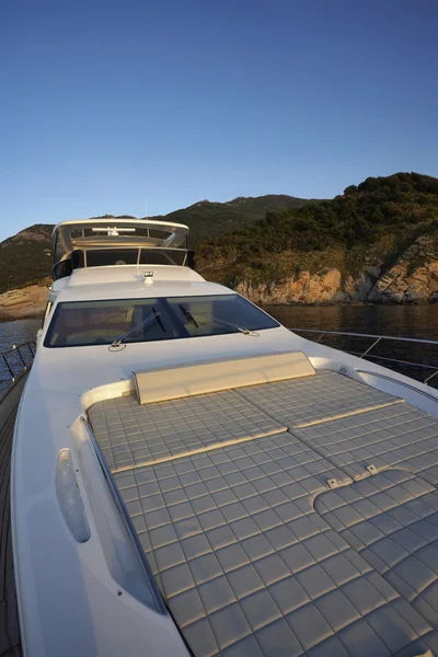 Włochy, wyspa elba, widok wybrzeże z luksusowego jachtu — Zdjęcie stockowe
