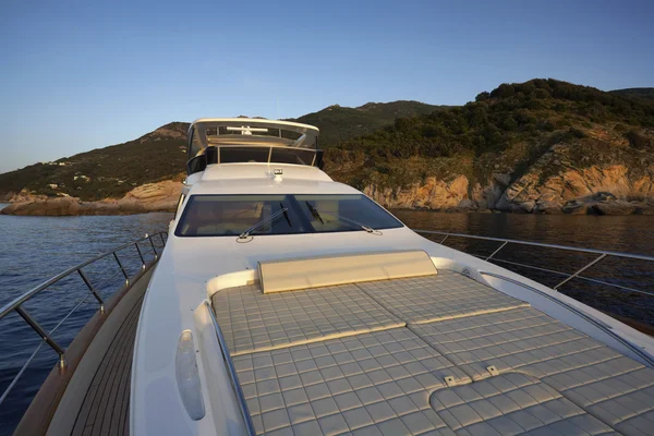 Italien, Insel Elba, Blick auf die Küste von einer Luxusjacht — Stockfoto