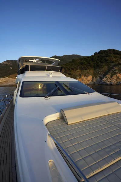 Olaszország, Elba-sziget, kilátást a tengerpartra, egy luxus-Yacht — Stock Fotó