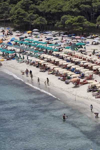 Itálie, ostrov elba, přeplněné pláže nedaleko porto azzurro — Stock fotografie