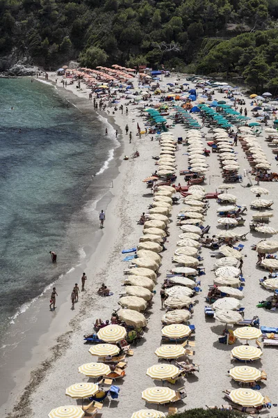 Italia, Pulau Elba, pantai ramai dekat Porto Azzurro — Stok Foto