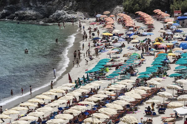 Itália, Ilha de Elba, praia lotada perto de Porto Azzurro — Fotografia de Stock