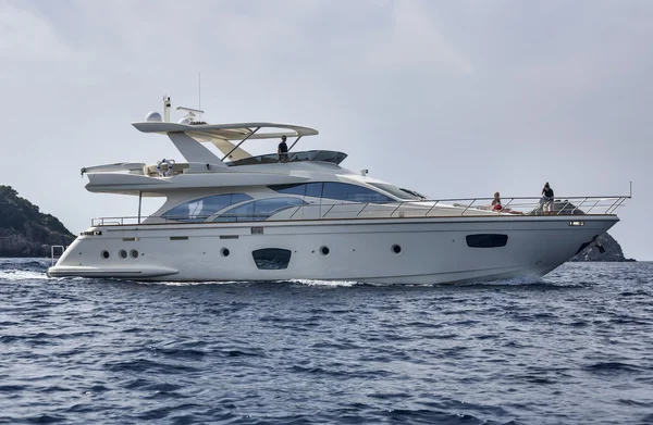 Italia, Isola d'Elba, uno yacht di lusso in una baia vicino a Porto Azzurro — Foto Stock