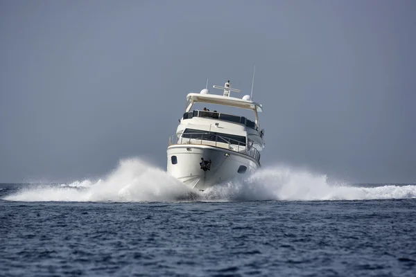 Italia, Isola d'Elba, uno yacht di lusso in una baia vicino a Porto Azzurro — Foto Stock