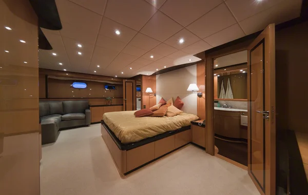 Италия, Teccar 35 Open luxury yacht, главная спальня — стоковое фото