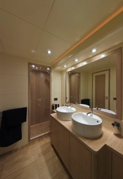 Olaszország, Tecnomar 35 nyitott luxusjacht, vendég fürdőszoba — Stock Fotó