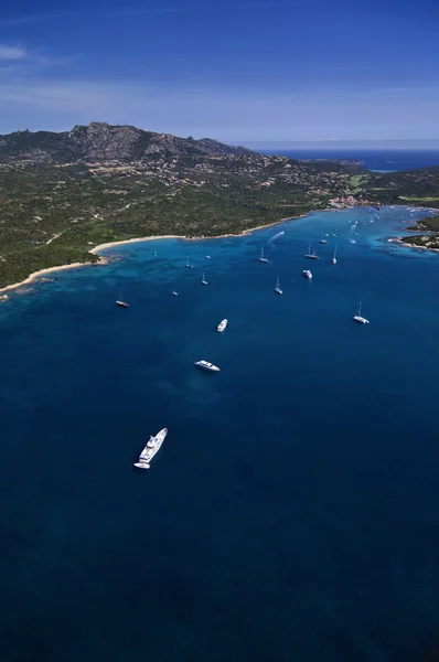 Itálie, Sardinie, Smaragdové pobřeží, letecký pohled na luxusní jachty — Stock fotografie