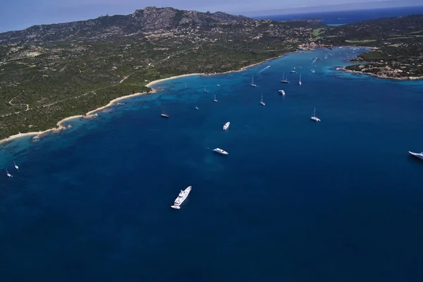 Itálie, Sardinie, Smaragdové pobřeží, letecký pohled na luxusní jachty — Stock fotografie