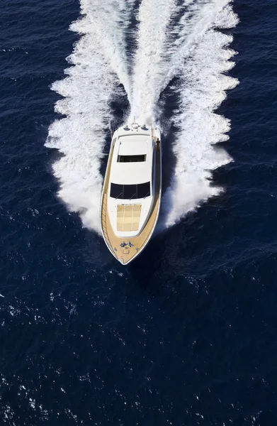 Италия, Сардиния, Тирренское море, роскошная яхта, вид с воздуха — стоковое фото