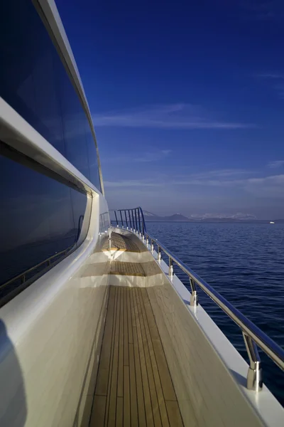 Itálie, Sardinie, 35 metrů luxusní jachty, chodník — Stock fotografie