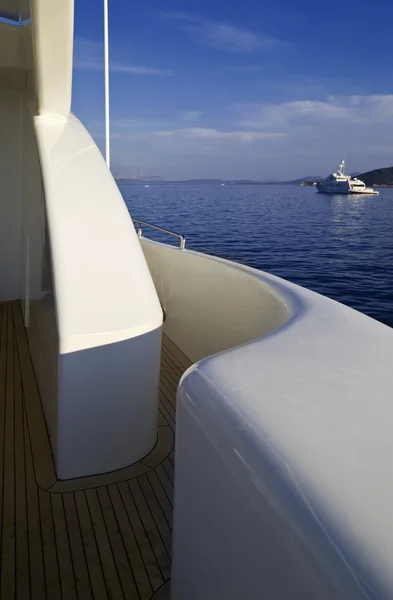Itálie, Sardinie, 35 metrů luxusní jachty, chodník — Stock fotografie