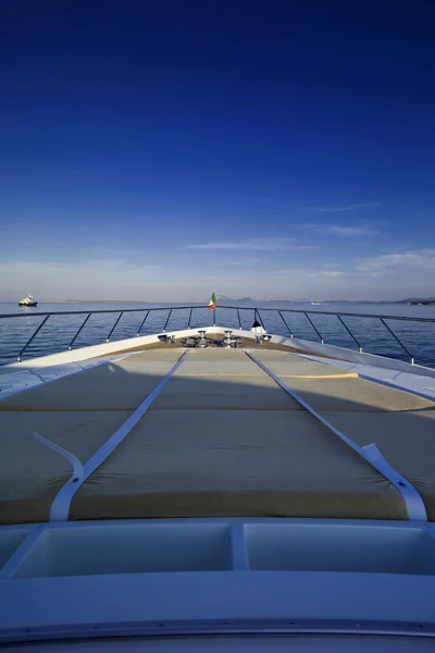 Italien, Sardinen, Tyrrhenisches Meer, 35 Meter Luxusjacht — Stockfoto