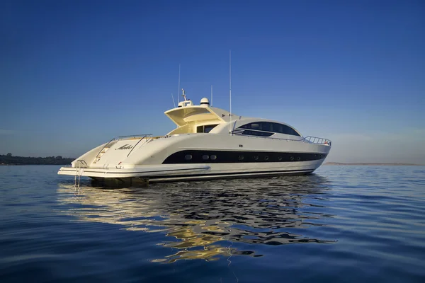 イタリア、サルデーニャ、ティレニア海、35 メートルの豪華ヨット — ストック写真