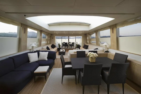 Włochy, Sardynia, 35 metrów luksusowy jacht, jadalnia — Zdjęcie stockowe