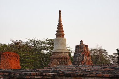 Tayland, ayutthaya, kentin antik tapınak kalıntıları