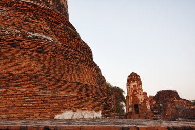 Tayland, ayutthaya, kentin antik tapınak kalıntıları