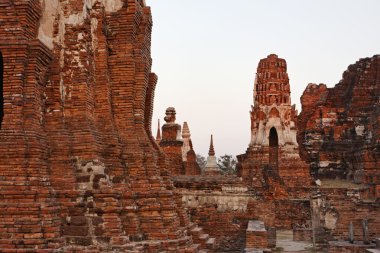 Tayland, ayutthaya, kentin antik tapınak kalıntıları