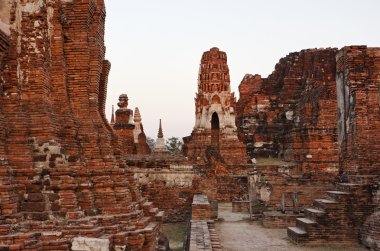 Tayland, ayutthaya, kentin antik tapınak kalıntıları