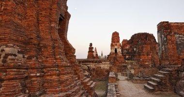 Tayland, ayutthaya, kentin antik tapınak kalıntıları