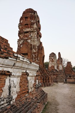 Tayland, ayutthaya, kentin antik tapınak kalıntıları