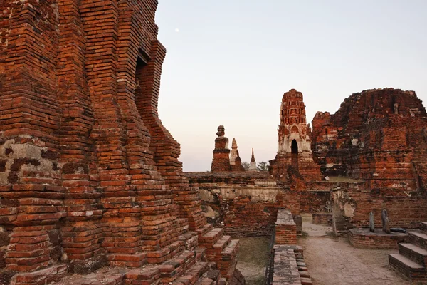 Thajsko ayutthaya, ruiny starověkých chrámů ve městě — Stock fotografie