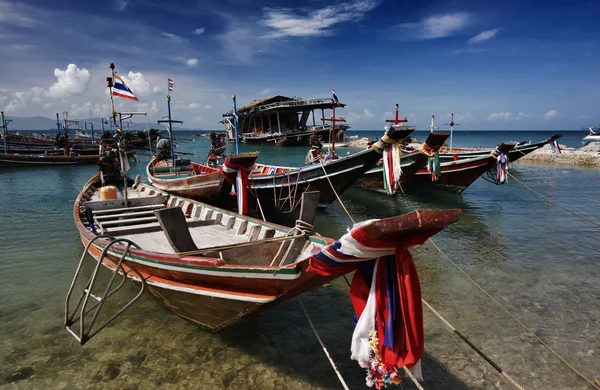 Таиланд, Ко Панган (остров Панган), местные рыболовные суда — стоковое фото