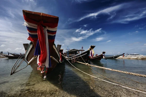 Таиланд, Ко Панган (остров Панган), местные рыболовные суда — стоковое фото