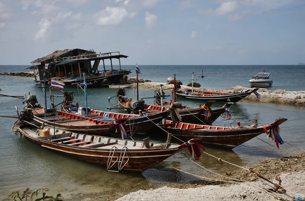 Таиланд, Ко Панган, местные деревянные рыбацкие лодки — стоковое фото