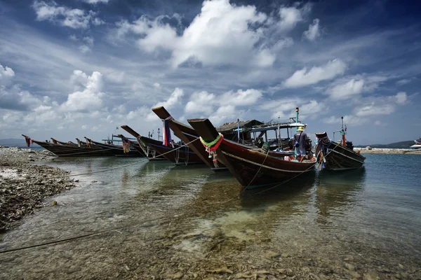 Таиланд, Ко Панган, местные деревянные рыбацкие лодки — стоковое фото