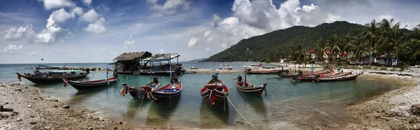 Thailand, koh phangan, lokala fiskebåtar som trä — Stockfoto