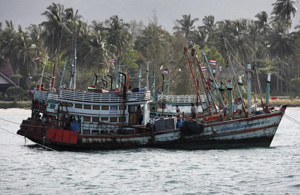 Таиланд, Ко Панган (Koh Phangan), местные деревянные рыболовные лодки на берегу — стоковое фото