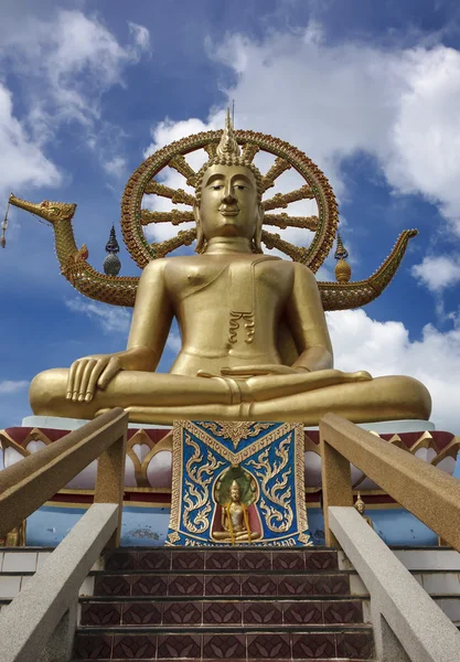 Thajsko, koh samui (ostrov samui), buddhistický chrám phra yai (wat phra yai) — Stock fotografie