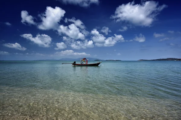 Thailand, koh samui (Samui-Insel), lokales hölzernes Fischerboot am Ufer — Stockfoto