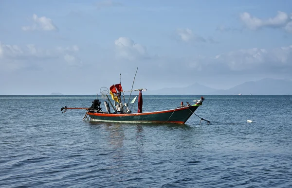 Tayland, koh samui (samui Adası), yerel ahşap balıkçı teknesi kıyıya içinde — Stok fotoğraf